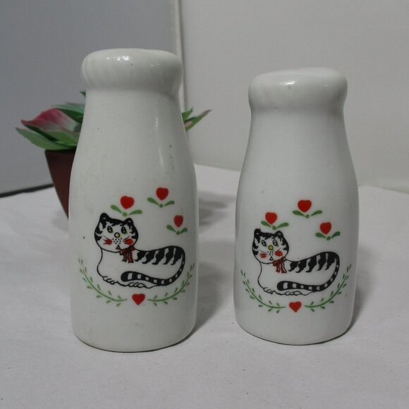 Vintage White Milk Bottle Shape Country Cat Design Salt & Pepper Shakers Set - Picture 1 of 4